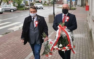 Składanie kwiat&oacute;w przy pomniku KOnstytucji 3 Maja