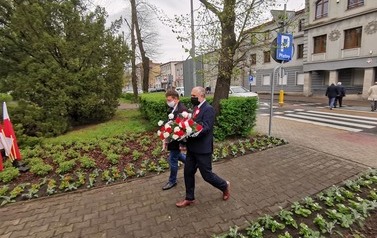 Składanie kwiat&oacute;w przy pomniku KOnstytucji 3 Maja