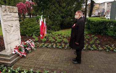 Składanie kwiat&oacute;w przy pomniku KOnstytucji 3 Maja