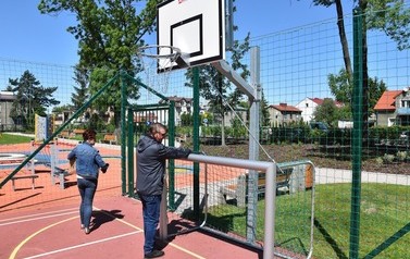 Przegląd techniczny plac&oacute;w zabaw (3)