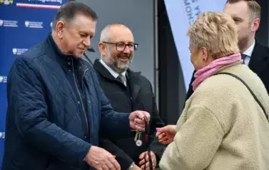 Wręczenie lokatorom kluczy do nowych mieszkań 