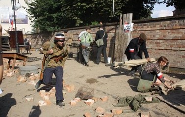 Rekonstrukcja patroli powstańczych z 1944 r. przy odgłosach syren alarmowych.