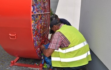 ieszkańcy Płońska zapełnili ustawione przy ratuszu serce na plastikowe nakrętki.