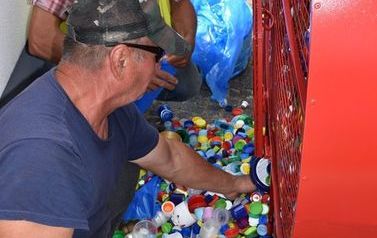 ieszkańcy Płońska zapełnili ustawione przy ratuszu serce na plastikowe nakrętki.