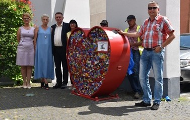 ieszkańcy Płońska zapełnili ustawione przy ratuszu serce na plastikowe nakrętki.