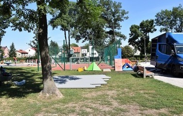 Montaż nowych zabwaek w Ogr&oacute;dku Jordanowskim (2)
