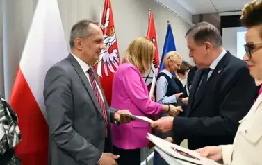 Sesja pełna uznania &ndash; wyr&oacute;żnienia dla radnych, pracownik&oacute;w Urzędu i ludzi kultury 3
