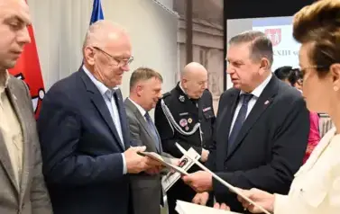 Sesja pełna uznania &ndash; wyr&oacute;żnienia dla radnych, pracownik&oacute;w Urzędu i ludzi kultury 11