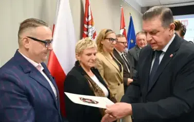Sesja pełna uznania &ndash; wyr&oacute;żnienia dla radnych, pracownik&oacute;w Urzędu i ludzi kultury 12