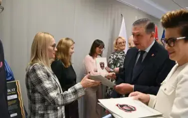 Sesja pełna uznania &ndash; wyr&oacute;żnienia dla radnych, pracownik&oacute;w Urzędu i ludzi kultury 23