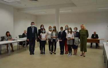 uczniowie Płońskich Szk&oacute;ł Podstawowych z Burmistrzem