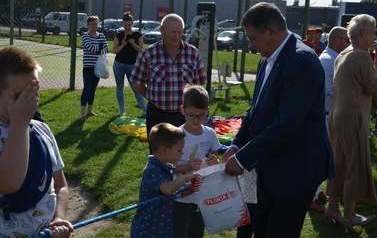 Pan Burmistrz częstuje dzieci cukierkami
