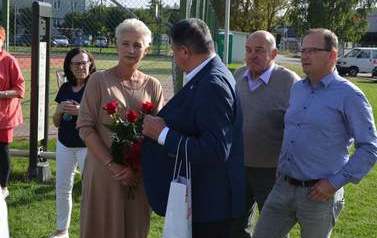 Pan Burmistrz wręcza kwiaty Monice Zimnejwodzie