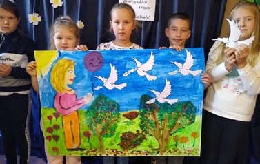 Dzieci świętują Miedzynarodowy Dzień Pokoju