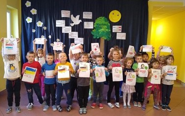 Dzieci świętują Miedzynarodowy Dzień Pokoju