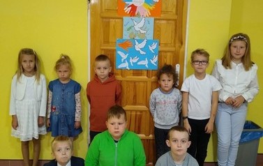 Dzieci świętują Miedzynarodowy Dzień Pokoju