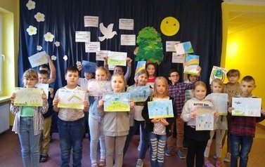 Dzieci świętują Miedzynarodowy Dzień Pokoju