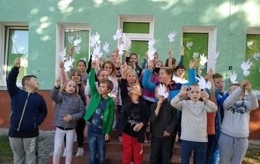 Dzieci świętują Miedzynarodowy Dzień Pokoju