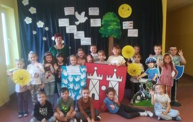 Dzieci z plakatem