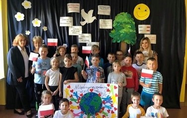 Dzieci z plakatem