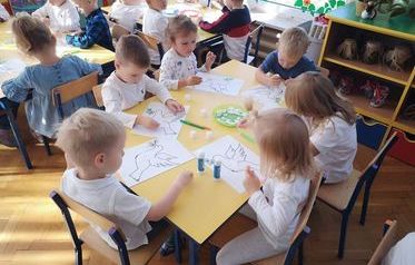 Dzieci robią plakaty