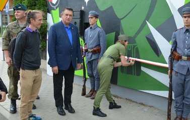 Gra terenowa oraz odsłonięcie murali