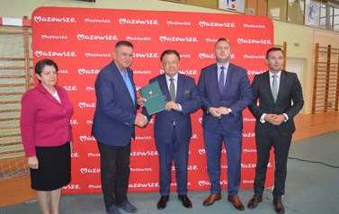 Podpisanie umowy na dofinansowanie projektu pn. &bdquo;Rozw&oacute;j infrastruktury sportowo-rekreacyjnej przy Szkole Podstawowej nr 4 w Płońsku&rdquo; 