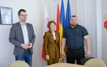 Wicemistrz Polski w Armwrestlingu z wizytą w Urzędzie Miejskim