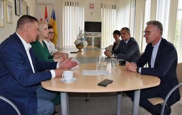 Podpisanie umowy na renowację ołtarza