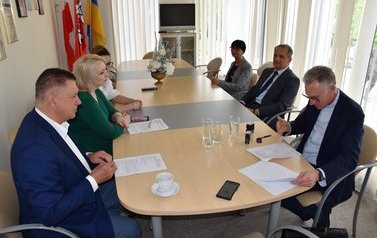 Podpisanie umowy na renowację ołtarza. 