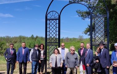 Ceremonia Poświęcenia Bramy Pamięci na Cmentarzu Żydowskim w Nasielsku