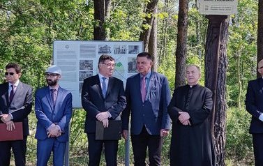Ceremonia Poświęcenia Bramy Pamięci na Cmentarzu Żydowskim w Nasielsku