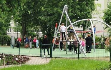 Nowy plac zabaw przy SP nr 4 w Płońsku