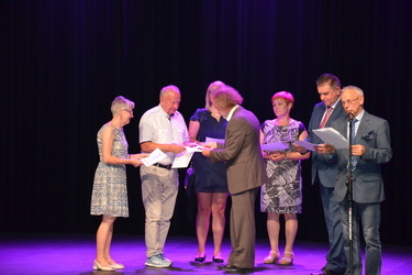 Seniorzy w sali widowisko - kinowej w Miejskim Centrum Kultury