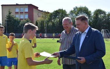 Pamiątkowe dyplomy dla Zawodnik&oacute;w z Płońskiej Akademii Futbolu
