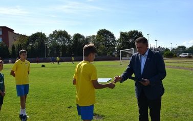 Pamiątkowe dyplomy dla Zawodnik&oacute;w z Płońskiej Akademii Futbolu