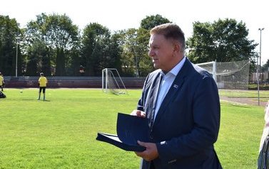 Pamiątkowe dyplomy dla Zawodnik&oacute;w z Płońskiej Akademii Futbolu