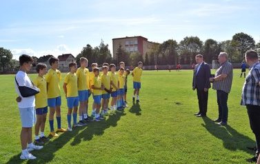 Pamiątkowe dyplomy dla Zawodnik&oacute;w z Płońskiej Akademii Futbolu