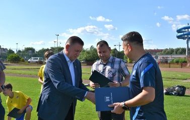 Pamiątkowe dyplomy dla Zawodnik&oacute;w z Płońskiej Akademii Futbolu
