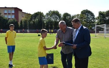 Pamiątkowe dyplomy dla Zawodnik&oacute;w z Płońskiej Akademii Futbolu