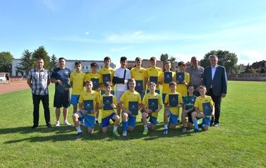 Pamiątkowe dyplomy dla Zawodnik&oacute;w z Płońskiej Akademii Futbolu
