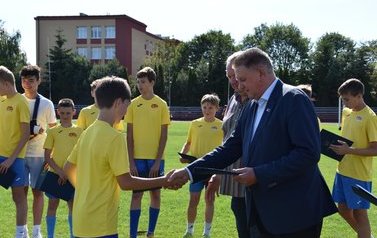 Pamiątkowe dyplomy dla Zawodnik&oacute;w z Płońskiej Akademii Futbolu