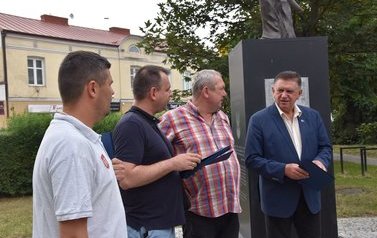 Zawodnicy z Płońskiej Akademii Futbolu wraz z trenerem z okolicznościowymi dyplomami od Andrzeja Pietrasika - Burmistrza Płońska