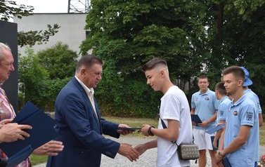 Zawodnicy z Płońskiej Akademii Futbolu wraz z trenerem z okolicznościowymi dyplomami od Andrzeja Pietrasika - Burmistrza Płońska