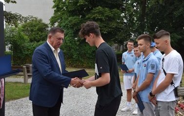 Zawodnicy z Płońskiej Akademii Futbolu wraz z trenerem z okolicznościowymi dyplomami od Andrzeja Pietrasika - Burmistrza Płońska