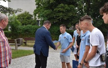 Zawodnicy z Płońskiej Akademii Futbolu wraz z trenerem z okolicznościowymi dyplomami od Andrzeja Pietrasika - Burmistrza Płońska