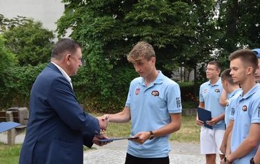Zawodnicy z Płońskiej Akademii Futbolu wraz z trenerem z okolicznościowymi dyplomami od Andrzeja Pietrasika - Burmistrza Płońska