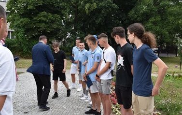 Zawodnicy z Płońskiej Akademii Futbolu wraz z trenerem z okolicznościowymi dyplomami od Andrzeja Pietrasika - Burmistrza Płońska