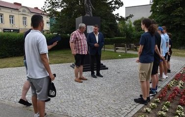 Zawodnicy z Płońskiej Akademii Futbolu wraz z trenerem z okolicznościowymi dyplomami od Andrzeja Pietrasika - Burmistrza Płońska