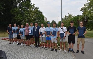 Zawodnicy z Płońskiej Akademii Futbolu wraz z trenerem z okolicznościowymi dyplomami od Andrzeja Pietrasika - Burmistrza Płońska